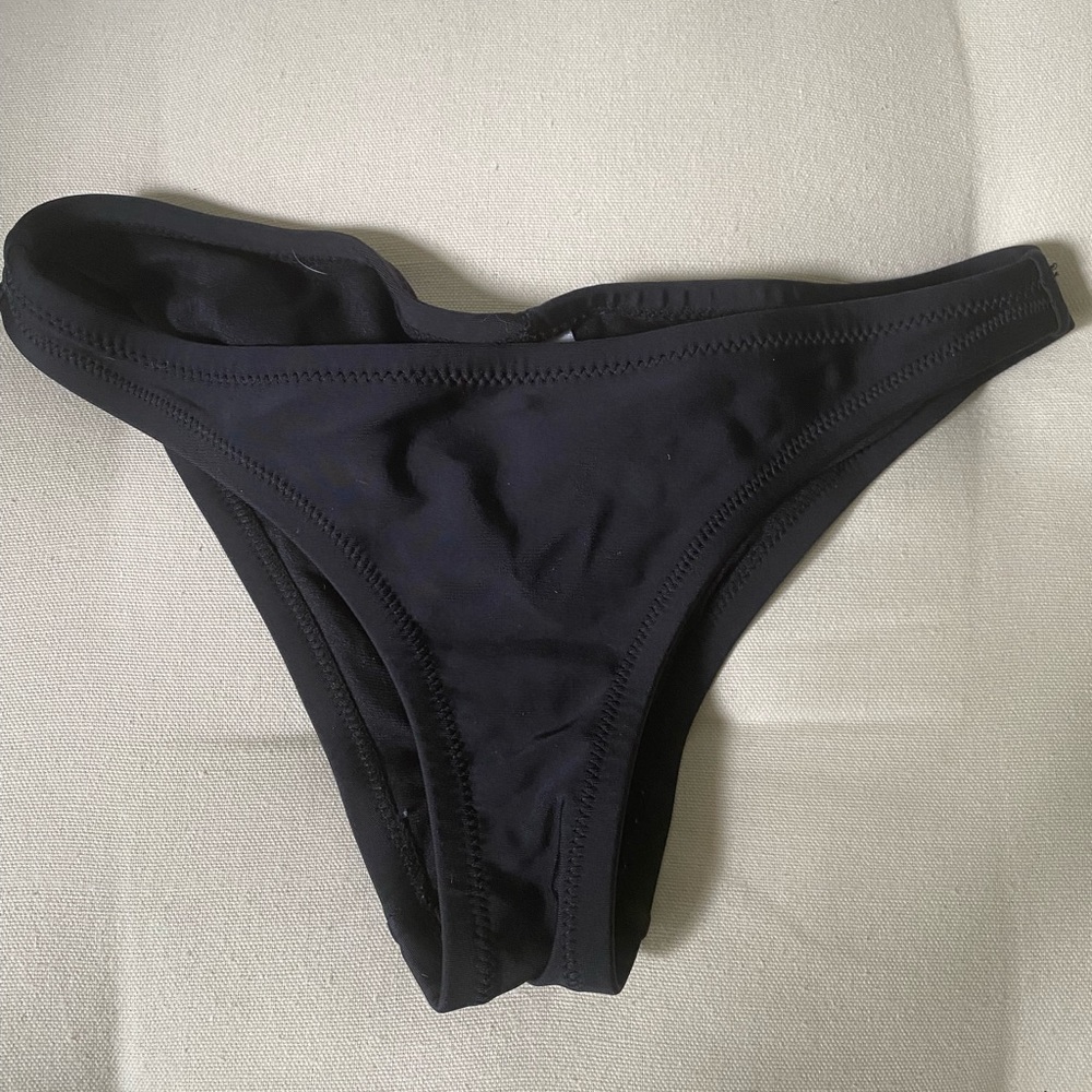 Scrunch back scoop bottom
